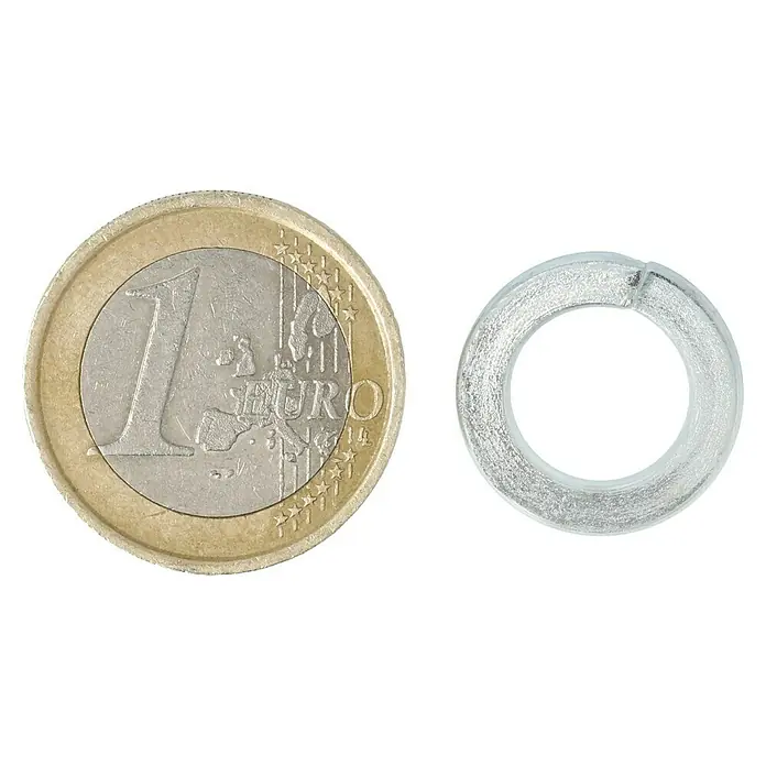Profi Depot Federring - 10,2 mm, 100 Stk., DIN 127, Verzinkt - Ein Euro-Münze neben einem durchsichtigen, ringförmigen Dichtungsring auf schwarzem Grund.