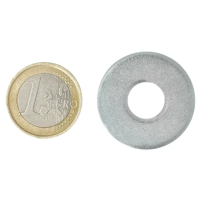 Profi Depot Bauscheibe VZ - 10,5 mm, 100 Stk., Verzinkt - Vergleich einer Euro-Münze mit einer Unterlegscheibe. Die Unterlegscheibe ist silberfarben und hat ein Loch in der Mitte.