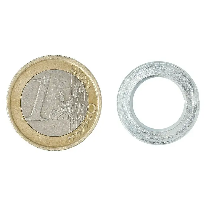 Profi Depot Federring - 12,2 mm, 100 Stk., DIN 127, Verzinkt - Ein Euro-Münze und ein durchsichtiger Ring aus Kunststoff, nebeneinander aufgereiht auf einem schwarzen Hintergrund.
