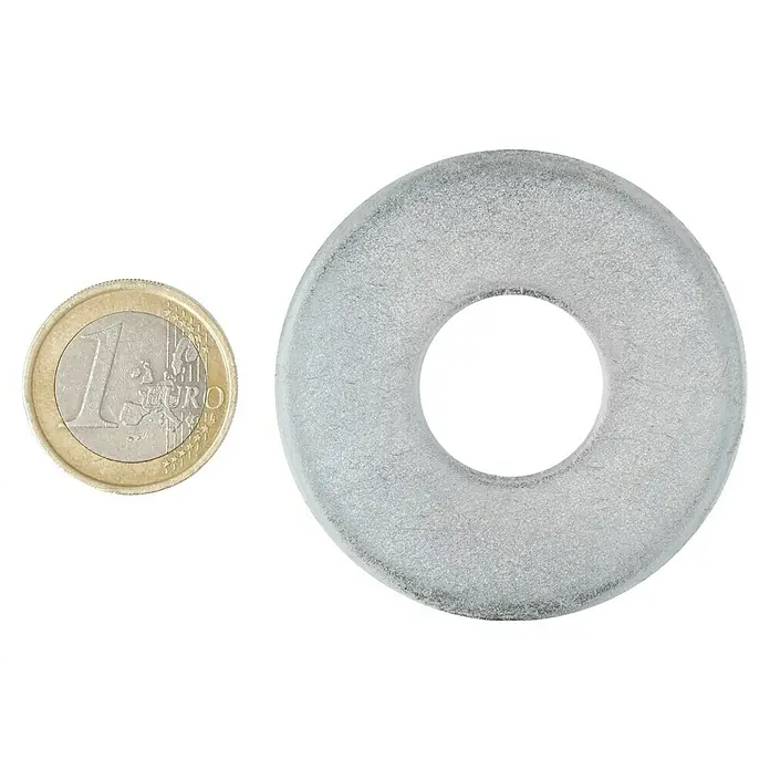 Profi Depot Arandela - Diámetro exterior: 50 mm, Acero, 30 ud., Diámetro interior: 17 milímetros (mm) - Una moneda de un euro junto a una arandela grande y transparente, destacando el tamaño y la composición del material del producto.