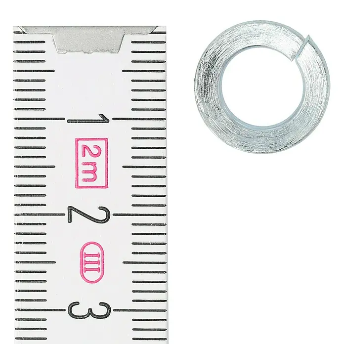 Profi Depot Federring - 8,1 mm, 100 Stk., DIN 127, Verzinkt - Nahaufnahme einer Federscheibe neben einem Messschieber zur Größenbestimmung. Ideal für technische Illustrationen und Produktdarstellungen.