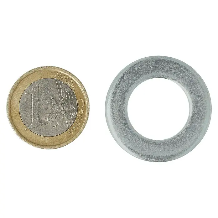 Profi Depot Unterlegscheibe - Innendurchmesser: 17 mm, Außendurchmesser: 30 mm, 50 Stk., Verzinkt - Ein Euro-Münze und eine durchsichtige Kunststoffscheibe liegen auf schwarzem Grund. Die Scheibe ist etwas größer als die Münze.