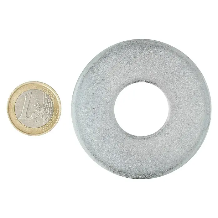 Profi Depot Arandela - Diámetro exterior: 60 mm, Acero, 20 ud., Diámetro interior: 22 milímetros (mm) - Una arandela plateada se encuentra al lado de una moneda de 1 euro sobre un fondo negro.