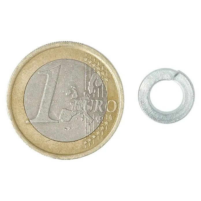 Profi Depot Federring - 6,1 mm, 100 Stk., DIN 127, Verzinkt - Eine Nahaufnahme eines Eurostücks neben einer Sicherungsscheibe, die die geringe Größe der Scheibe hervorhebt.