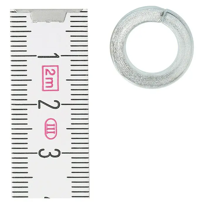 Profi Depot Federring - 10,2 mm, 100 Stk., DIN 127, Verzinkt - Nahaufnahme einer Unterlegscheibe neben einem Messlineal, das eine Grösse von ca. 24 mm anzeigt. Ideal für technische Details oder Produktgrößen.