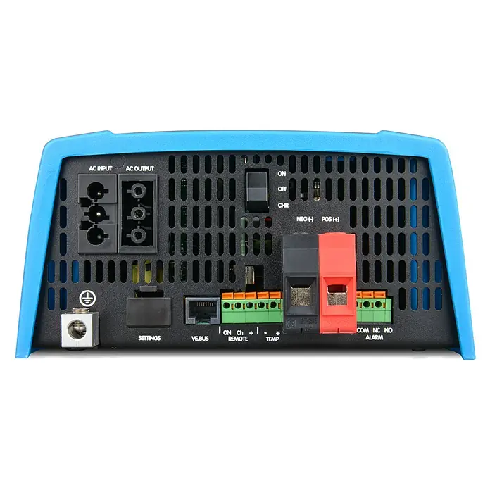 Inversor MultiPlus - 0,8 kV, 12 V, L x An x Al: 11 x 21,4 x 37,5 cm - Vista posterior de un inversor, que muestra varios puertos, incluyendo entrada de CA, salida de CA, interruptor de encendido/apagado y conexiones de batería.