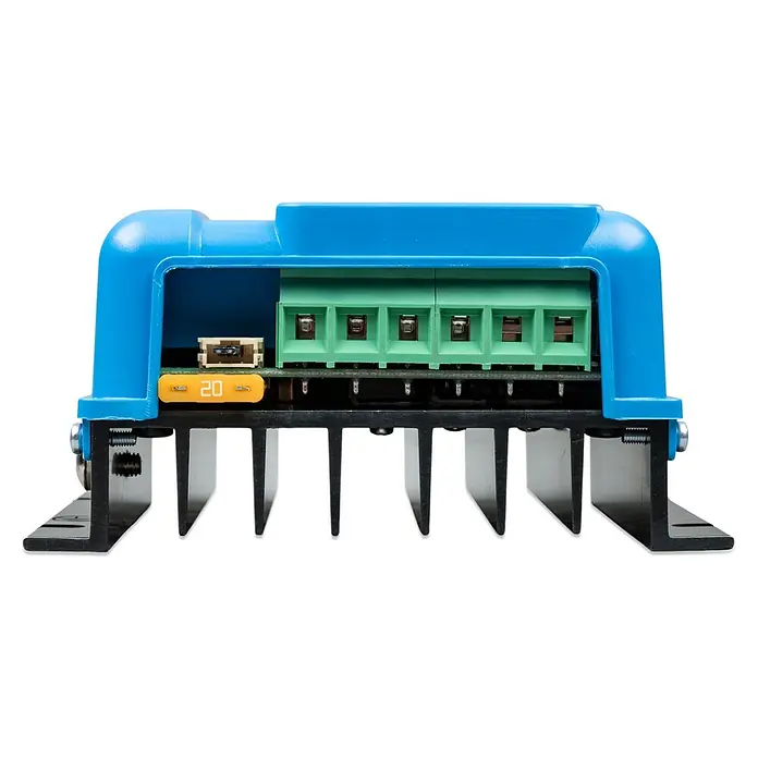 Regulador de carga solar BlueSolar - L x An x Al: 6 x 11,3 x 10 cm - Primer plano de un controlador de carga solar azul con terminales verdes, un fusible naranja y un disipador de calor negro.