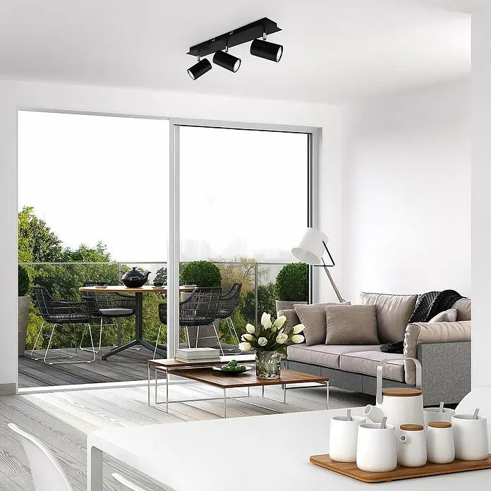 Briloner Regleta Run - 40 W, 3 ud., L x An x Al: 80 x 450 x 123 mm, Negro, GU10 - Interior moderno que muestra un elegante foco de techo negro que ilumina la luminosa y espaciosa sala de estar.