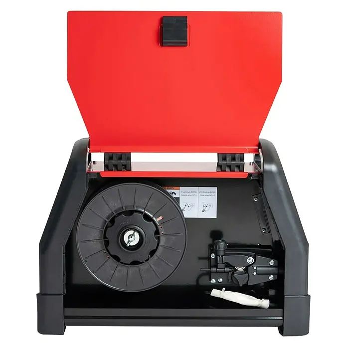 Solter Soldador MIG/MAG SOLMIG 170i - Corriente de soldadura: 130 A - Toma de una soldadora inversora MIG MAG con la tapa abierta, que muestra el sistema de alimentación de alambre y el carrete de alambre.