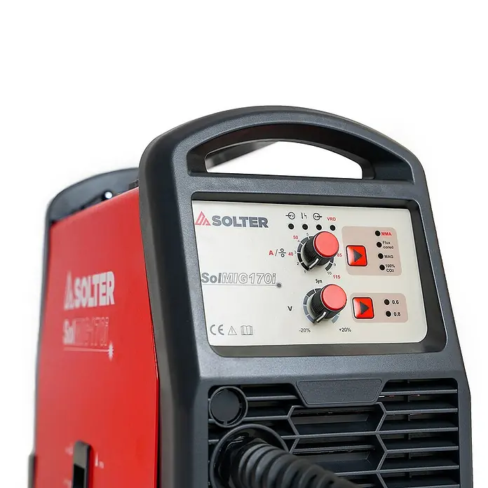 Solter Soldador MIG/MAG SOLMIG 170i - Corriente de soldadura: 130 A - Detalle de una máquina de soldar Solter SolMIG170i, destacando su panel de control y el cuerpo rojo.