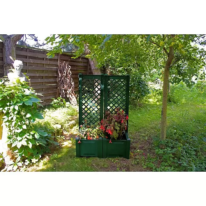 KHW Pflanzkasten - Außenmaß (L x B x H): 43 x 43 x 140 cm, Kunststoff, Grün, Mit Rankgitter, 2 Stk. - Grüner Kunststoff-Pflanzkasten mit Rankgitter, mit roten Blumen im Garten.