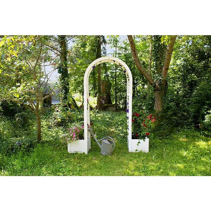 KHW Rosenbogen - Weiß, 174 x 43 x 207 cm, Ausstattung: 2 Pflanzkästen - Gartenansicht mit weißem Rosenbogen, bepflanzten Blumenkästen und einer Gießkanne auf dem Rasen, umgeben von Bäumen und Grün.