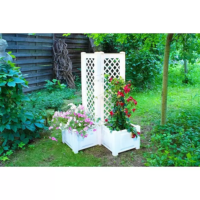 KHW Pflanzkasten - Außenmaß (L x B x H): 43 x 43 x 140 cm, Kunststoff, Weiß, Mit Rankgitter, 2 Stk. - Weißes Eckspalier mit zwei integrierten Pflanzkästen, einer mit rosa Petunien und einer mit roter Mandevilla.