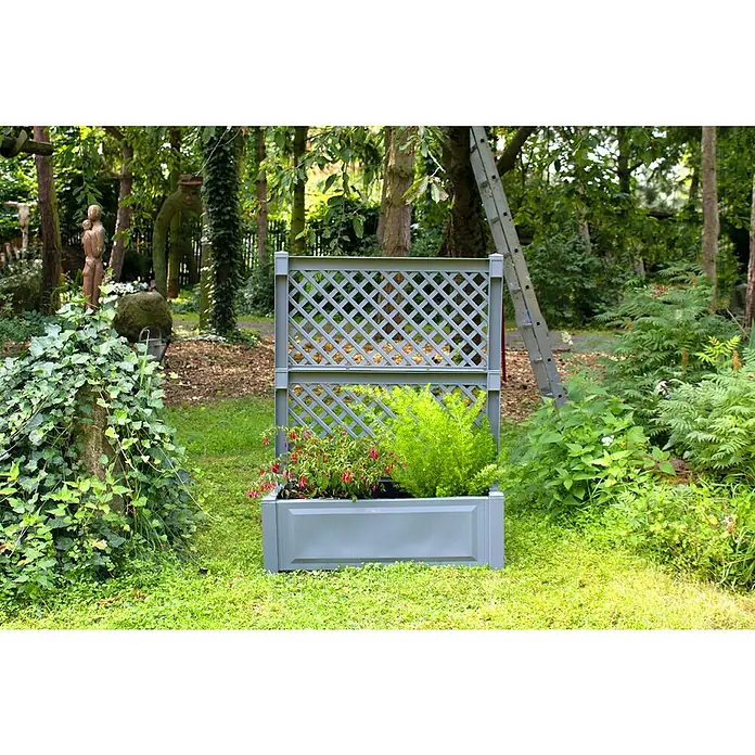 KHW Pflanzkasten - Außenmaß (L x B x H): 100 x 43 x 140 cm, Kunststoff, Grau - Ein grauer Pflanzkasten mit Rankgitter, bepflanzt mit grünen und roten Blumen, steht im Garten und bietet eine stilvolle Gartendekoration.