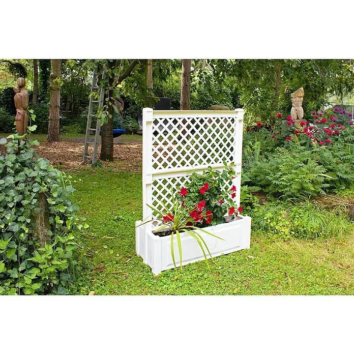 KHW Pflanzkasten mit Zentralspalier - Außenmaß (L x B x H): 100 x 43 x 140 cm, Kunststoff, Weiß - Eine weiße Pflanzkasten-Rankgitter-Kombination mit roten Blüten steht auf einem grünen Rasen im Garten.