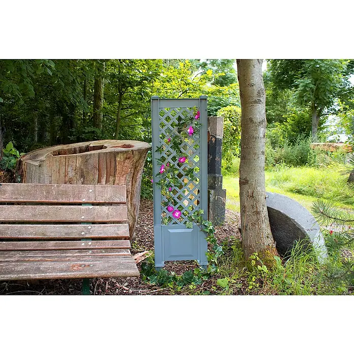 KHW Rankgitter - L x H: 43 x 137 cm, Grau - Ein graues Rankgitter mit pinkfarbenen Blüten und einem Holzzaun im Garten. Das Rankgitter ist eine perfekte Ergänzung für jeden Garten.