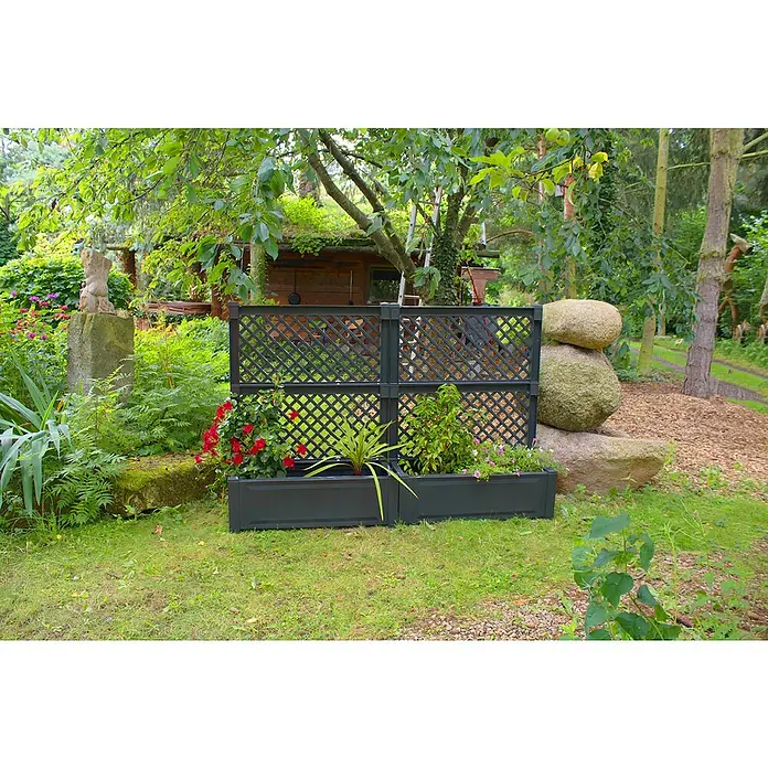 KHW Pflanzkasten - Außenmaß (L x B x H): 100 x 43 x 140 cm, Kunststoff, Anthrazit, Mit Spalier, 2 Stk. - Ein dekorativer, grauer Pflanzkasten mit Rankgitter, bepflanzt mit bunten Blumen, steht vor einer grünen Gartenkulisse.