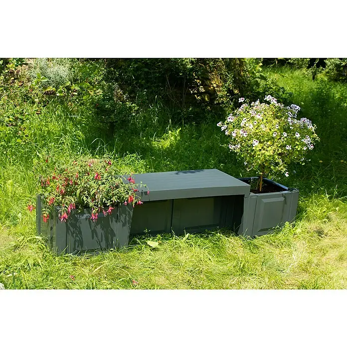 KHW Gartenbank Berlin - B x T x H: 174 x 49 x 41 cm, Anthrazit - Eine graue Gartenbank mit integrierten Pflanzkästen, bepflanzt mit roten Fuchsien und einer blühenden Pflanze mit weißen Blüten.