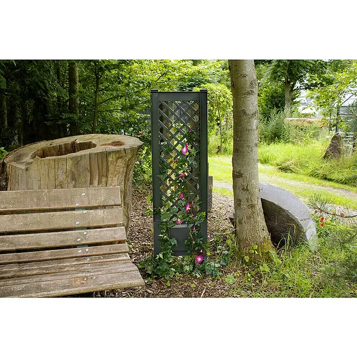 KHW Rankgitter 2er-Set - L x H: 43 x 137 cm, Anthrazit - Eine Gitterwand mit Blumenkasten im Garten, umrankt von blühenden Kletterpflanzen, die sich an dem Gitter emporranken.