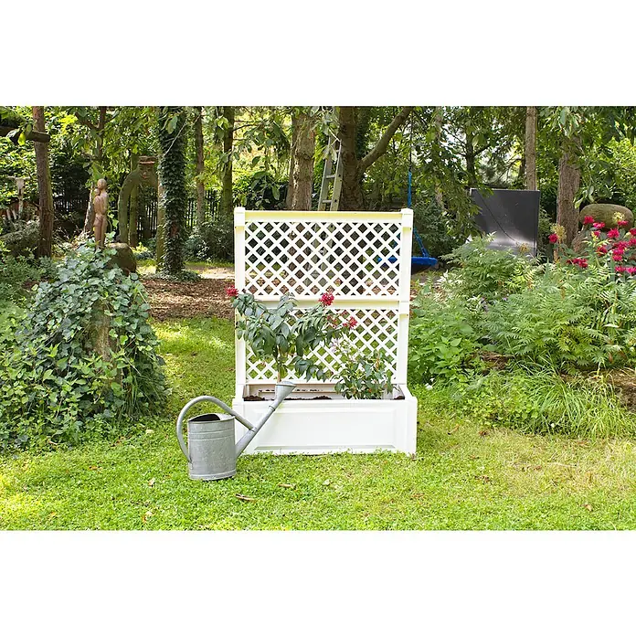 KHW Pflanzkasten - Außenmaß (L x B x H): 100 x 43 x 140 cm, Kunststoff, Weiß - Weißes Pflanzgefäß mit Spalier und Gießkanne in einem grünen Garten, ideal für die vertikale Gartenarbeit und Dekoration im Freien.