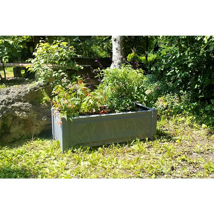 KHW Pflanzkasten - Außenmaß (L x B x H): 100 x 43 x 41 cm, Kunststoff, Grau - Ein grauer Pflanzkasten mit üppigen Pflanzen steht inmitten eines üppigen Gartens. Der rechteckige Pflanzkasten verleiht dem Garten einen Hauch von Eleganz.