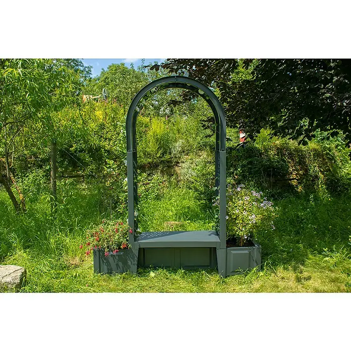 KHW Gartenbank Brüssel - B x T x H: 174 x 49 x 207 cm, Anthrazit - Eine stilvolle Gartenbank mit Rosenbogen, die mit bunten Blumen bepflanzt ist und eine grüne Oase schafft. Perfekt zum Entspannen im Garten.