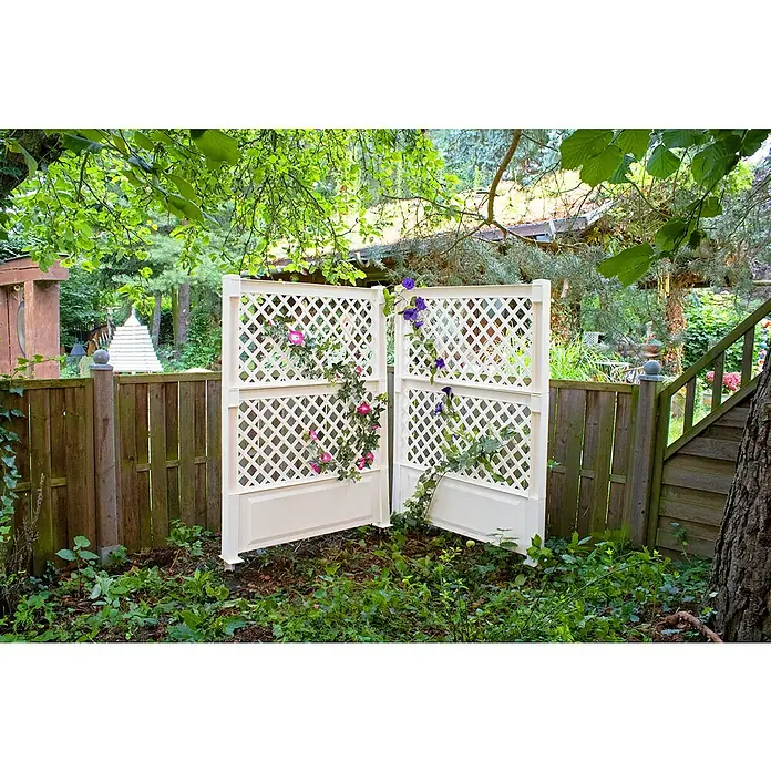 KHW Rankgitter - 100 x 140 cm, Weiß - Gartenszene mit einem dekorativen, weißen Sichtschutzzaun, der mit blühenden Kletterpflanzen verziert ist und eine idyllische Atmosphäre schafft.