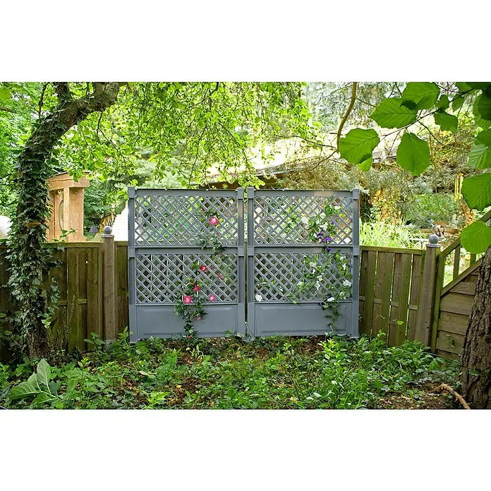 KHW Rankgitter - 100 x 140 cm, Grau - Grauer Doppel-Gitterzaun mit bunten Blütenranken in einem grünen Garten, der eine idyllische und natürliche Atmosphäre schafft.