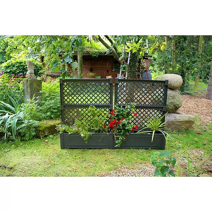 KHW Pflanzkasten - Außenmaß (L x B x H): 100 x 43 x 140 cm, Kunststoff, Anthrazit, Mit Zentralspalier, 2 Stk. - Dunkelgraues Pflanzgefäß mit Spalier, bepflanzt mit Pflanzen und Blumen, in einem Garten platziert.