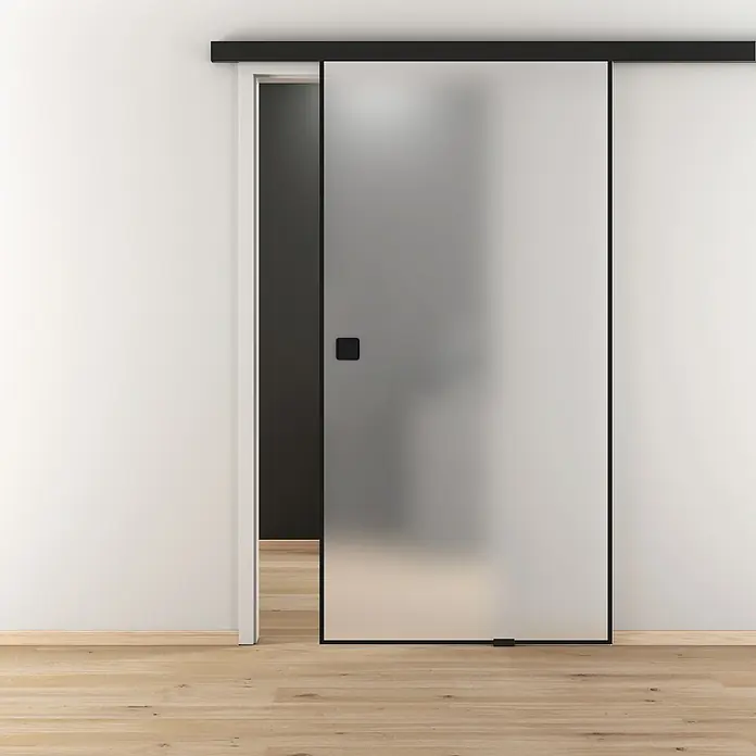 Diamond Doors Black Edition Glasschiebetür Edge - 935 x 2.058 mm, Einscheibensicherheitsglas (ESG), Milchglas - Ein modernes, mattiertes Glasschiebetürsystem mit schwarzem Rahmen und Griff, das Eleganz und Funktionalität in den Raum bringt.