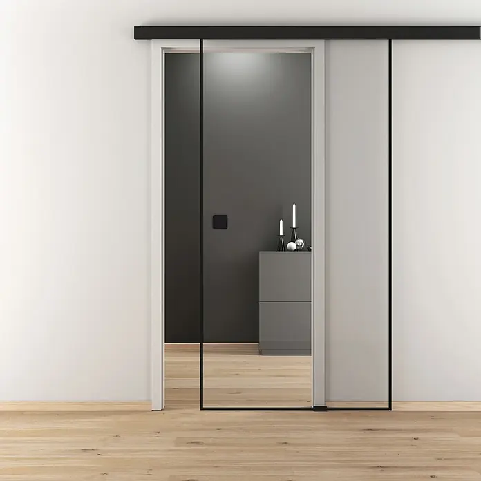 Diamond Doors Black Edition Glasschiebetür Edge - 935 x 2.058 mm, Einscheibensicherheitsglas (ESG), Klarglas - Schiebetür mit schwarzem Rahmen und Holzfußboden. Moderner Stil mit minimalistischem Design für ein stilvolles Zuhause.