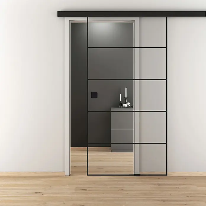 Diamond Doors Black Edition Schiebetür-Komplettset Lines935 x 2.058 mm, Klarglas - Eine moderne Schiebetür mit schwarzem Rahmen und Glaseinsätzen, die einen stilvollen Übergang zwischen zwei Räumen schafft. Der Fokus liegt auf dem eleganten Türdesign.