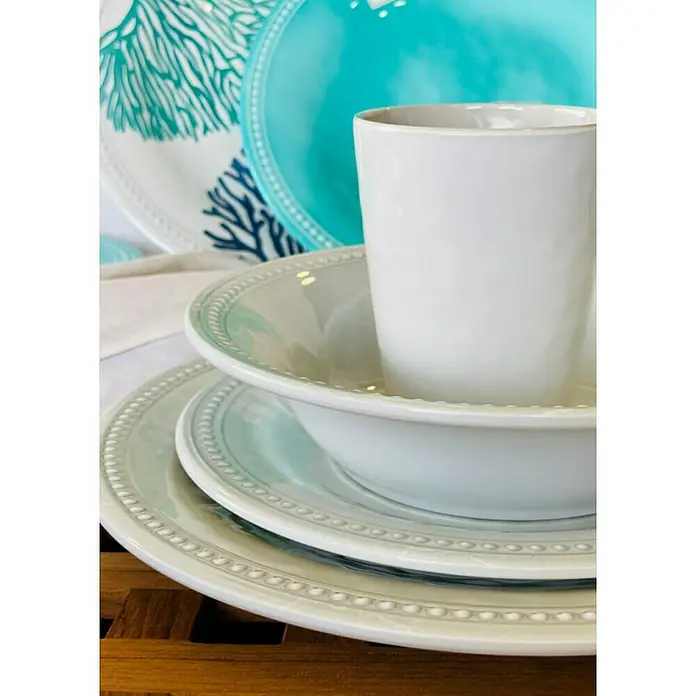 Marine Business Harmony Plato redondo - 6 ud., Diámetro: 21 cm, Plástico, Perla - Primer plano de vajilla y una taza con un diseño elegante y sencillo en tonos suaves, perfecto para una mesa elegante.