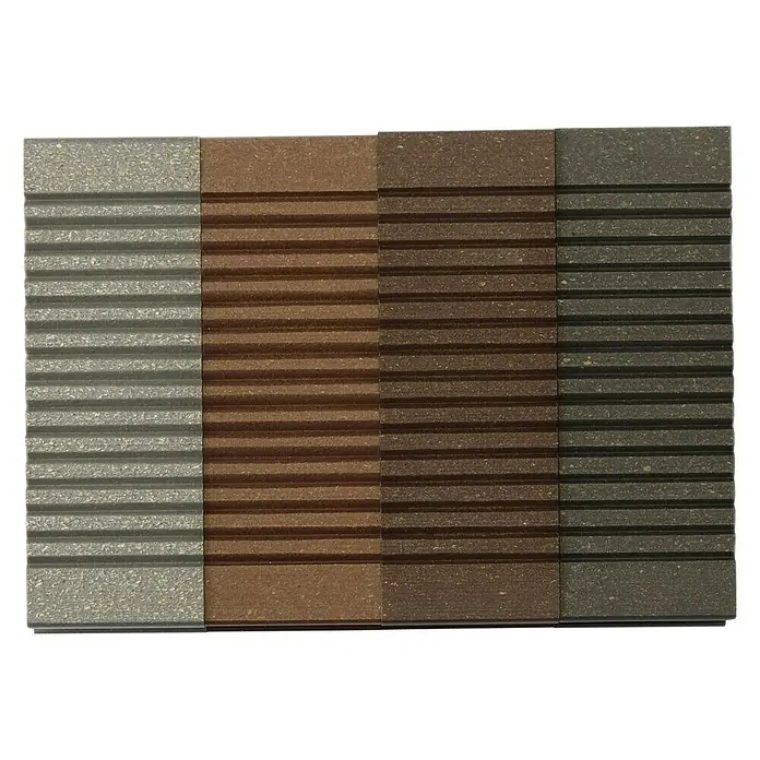 Kovalex Terrassendielenmuster Exklusiv - Gebürstet - Produktbild von vier Verbundholz-Terrassendielen in verschiedenen Farben, ideal für Außenbereiche und Gärten.