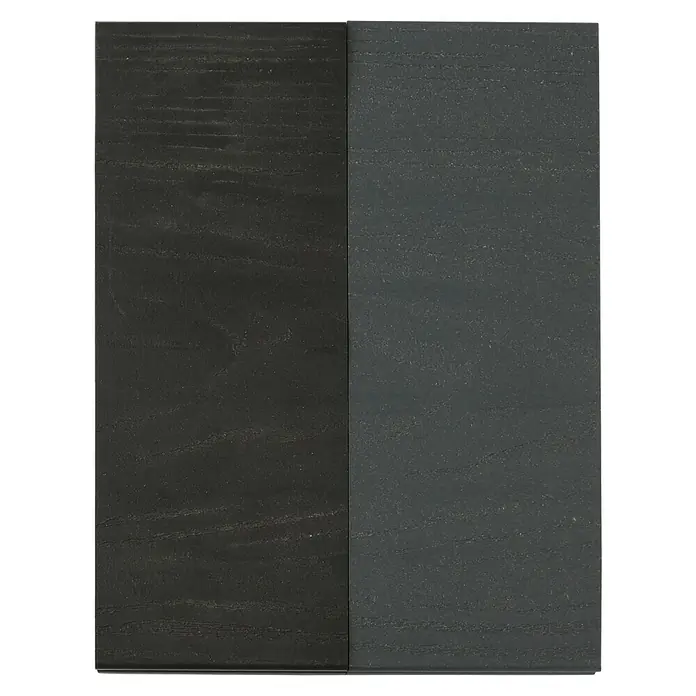 Kovalex Terrassendielenmuster XL mit Struktur - Unbehandelt - Nahaufnahme von zwei Holzarten mit unterschiedlichen Farbtönen, die die Maserung und Textur des Materials hervorheben.