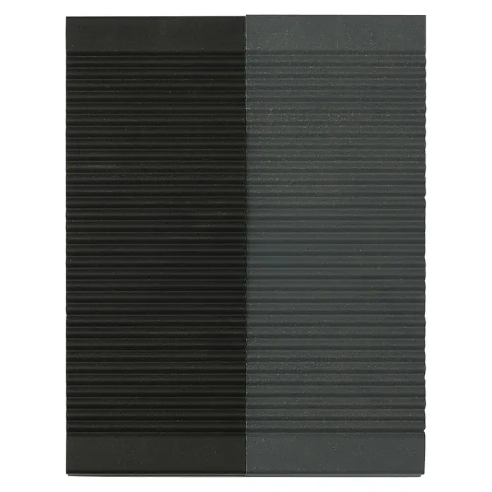 Kovalex Terrassendielenmuster XL mit Struktur - Unbehandelt - Schwarze und graue gerillte Oberfläche, möglicherweise ein Treppenbelag oder eine Matte, die für besseren Halt sorgt.