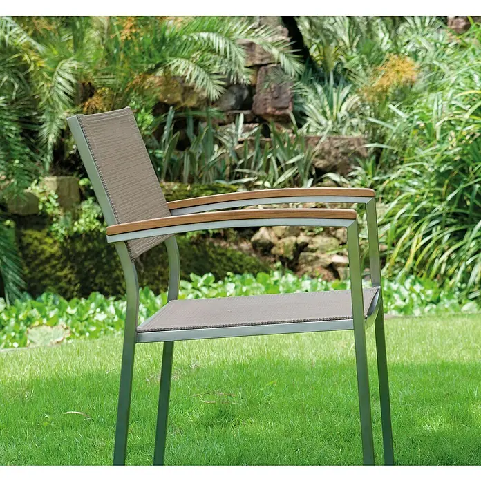 Acamp Gartenmöbel-Set Skye/Old Java - 7 -tlg., Aluminium, Akazie, Braun, Stapelbar - Moderner Outdoor-Stuhl mit Armlehnen aus Holz und silberfarbenem Metallgestell auf Rasen vor üppigem Grün.
