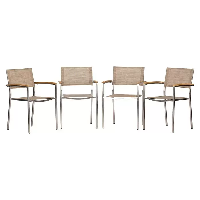 Acamp Gartenmöbel-Set Skye - 5 -tlg., Stapelbar, Silber/Braun - Vier Gartenstühle mit silbernen Gestellen, hellbraunen Netzstoff-Sitzflächen/Rückenlehnen und Holzarmlehnen.