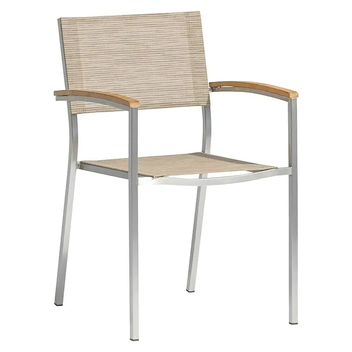Acamp Stapelsessel Skye - 6 Stk., Stahl, Stapelbar, Beige, B x T x H: 57 x 56 x 89 cm - Ein stilvoller Armlehnstuhl mit beigen Textilbezügen und Armlehnen aus hellem Holz auf einem Gestell aus glänzendem, silberfarbenem Metall.
