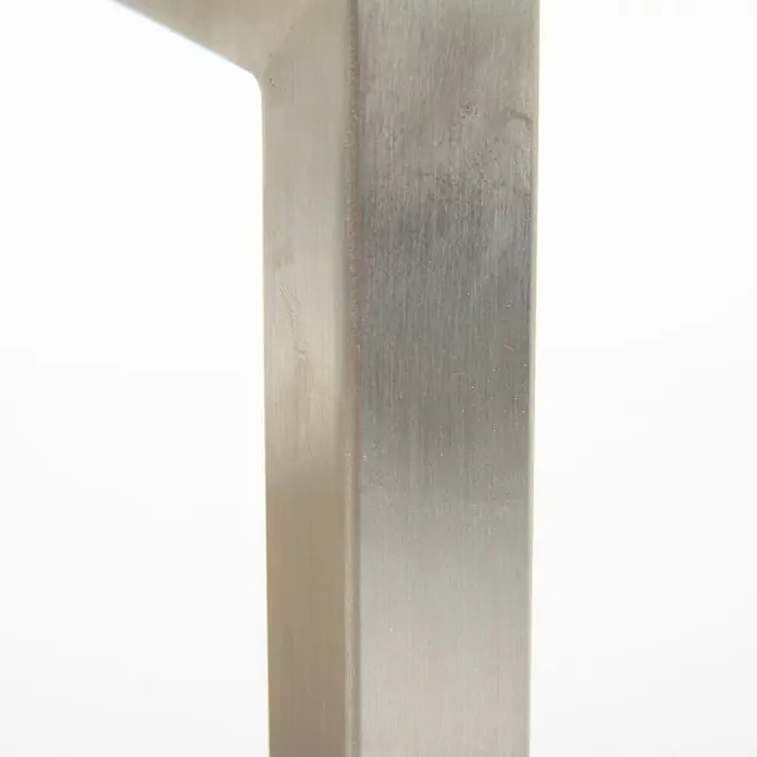 Acamp Gartenmöbel-Set Skye/Old Java - 7 -tlg., Aluminium, Akazie, Braun, Stapelbar - Nahaufnahme eines glänzenden, gebürsteten Metallpfostens, der ein modernes und robustes Designelement hervorhebt.