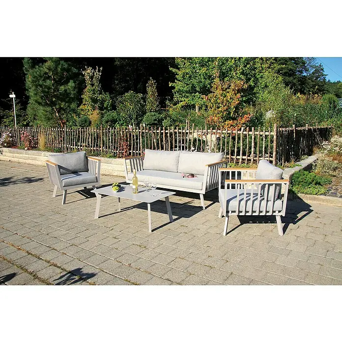 Acamp Loungemöbel-Set Gondola - 4 -tlg., Aluminium, Polywood, Taupe - Gartenmöbelset mit grauem Sofa, Sesseln und Tisch auf einer Terrasse, ideal für entspannte Stunden im Freien.