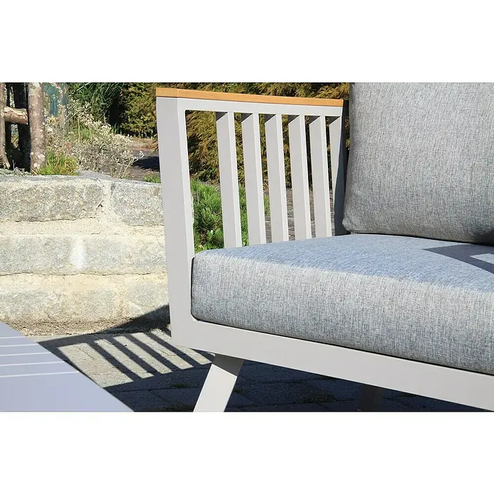 Acamp Loungemöbel-Set Gondola - 4 -tlg., Aluminium, Polywood, Taupe - Nahaufnahme eines grauen Outdoor-Sofas mit hellbraunen Akzenten. Ideal für entspannte Stunden im Garten. Die bequeme Polsterung lädt zum Verweilen ein.
