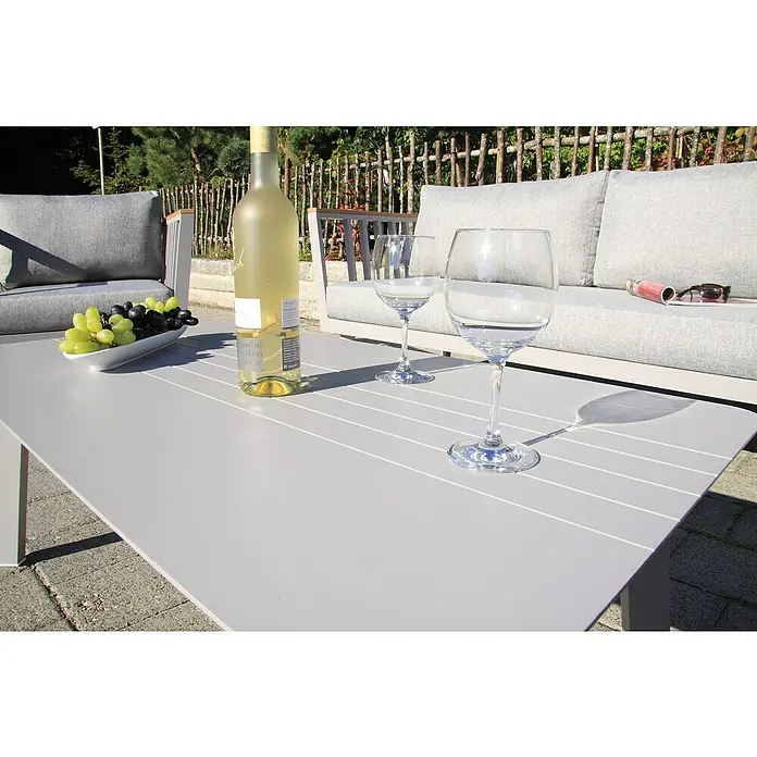 Acamp Loungemöbel-Set Gondola - 4 -tlg., Aluminium, Polywood, Taupe - Ein grauer Gartentisch mit einer Flasche Wein, zwei Weingläsern und einer Schale Trauben, ideal für entspannte Stunden im Freien.