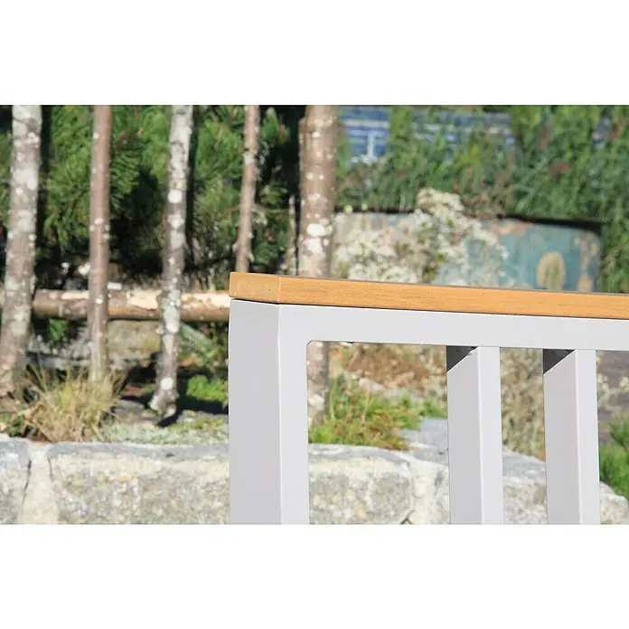 Acamp Loungemöbel-Set Gondola - 4 -tlg., Aluminium, Polywood, Taupe - Detailaufnahme eines grauen Zauns mit einer Holzoberseite, der sich perfekt in die natürliche Umgebung einfügt. Schlichtes und elegantes Design.