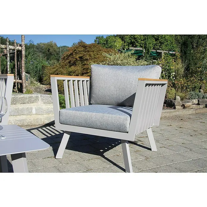 Acamp Loungemöbel-Set Gondola - 4 -tlg., Aluminium, Polywood, Taupe - Nahaufnahme eines modernen Sessels mit grauen Polstern und einem hellen Holzrahmen, ideal für den Außenbereich.