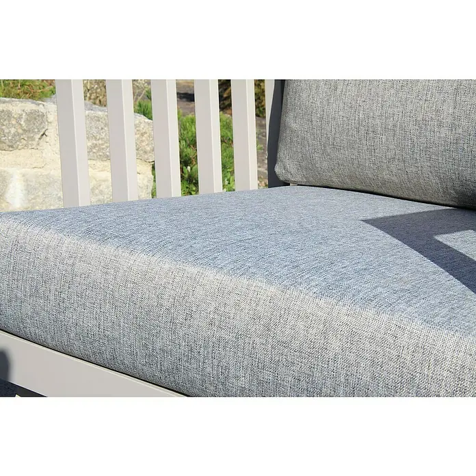 Acamp Loungemöbel-Set Gondola - 4 -tlg., Aluminium, Polywood, Taupe - Nahaufnahme eines grauen Sitzkissens mit feiner Textur, Teil eines Gartenmöbelsets, das Komfort und Stil im Außenbereich bietet.