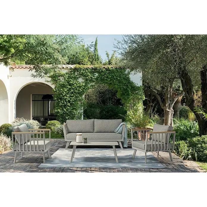 Acamp Loungemöbel-Set Gondola - 4 -tlg., Aluminium, Polywood, Taupe - Einladende Outdoor-Lounge-Gruppe mit Sofa, Sesseln und Tisch auf einem idyllischen Gartensitzplatz mit üppigem Grün und mediterranem Flair.