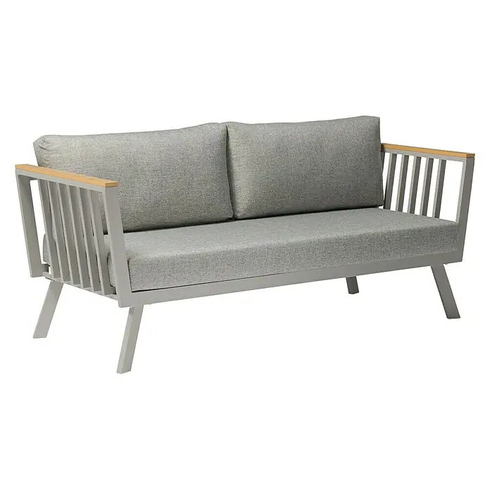 Acamp Loungemöbel-Set Gondola - 4 -tlg., Aluminium, Polywood, Taupe - Ein graues Zweisitzer-Sofa mit hellbraunen Akzenten und grauen Polstern, ideal für den Außenbereich, vor einem schwarzen Hintergrund.