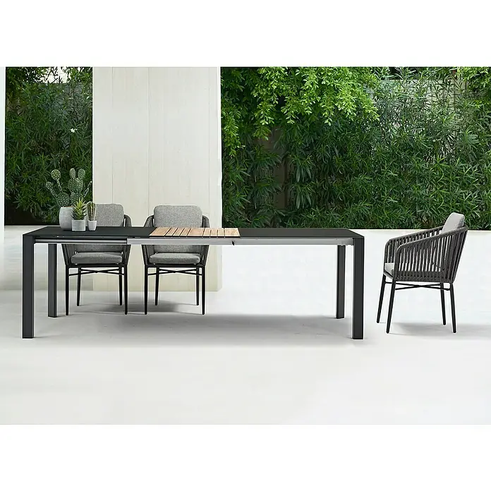 Acamp Gartenmöbel-Set Manhattan - 7 -tlg., Aluminium, Textilene, Glas, Anthrazit - Gartentisch mit Stühlen aus Metall. Das Set besteht aus einem ausziehbaren Tisch und passenden Stühlen mit grauen Kissen.