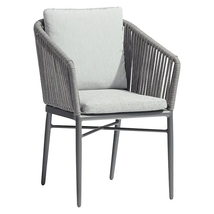 Acamp Gartenmöbel-Set Manhattan/Chicago - 7 -tlg., Aluminium, Polyester, Grau, Tischplatte ausziehbar - Ein grauer Rattanstuhl mit hellgrauem Sitzkissen und Rückenlehne. Der Stuhl hat ein modernes und minimalistisches Design.